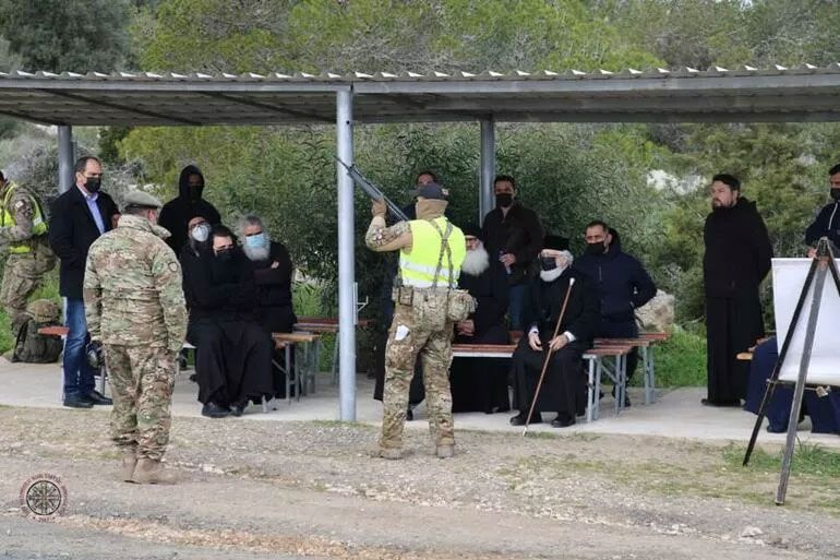 Kıbrıs Rum Kesimi'nde Yunan Papazlar silah talimi yaptı! Skandalın arkasında yine o papaz var
