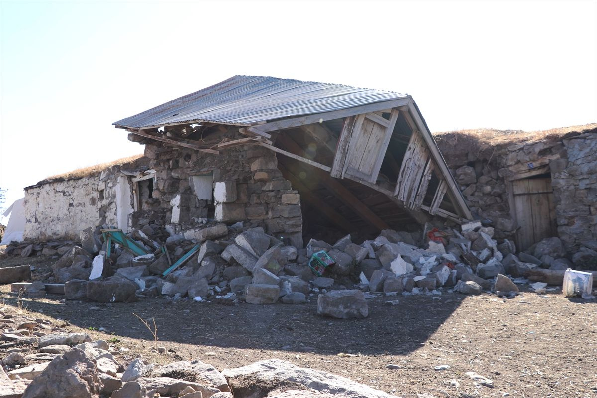 İçişleri Bakanı Soylu sahaya indi! Depremden etkilenen köylerde inceleme yaptı