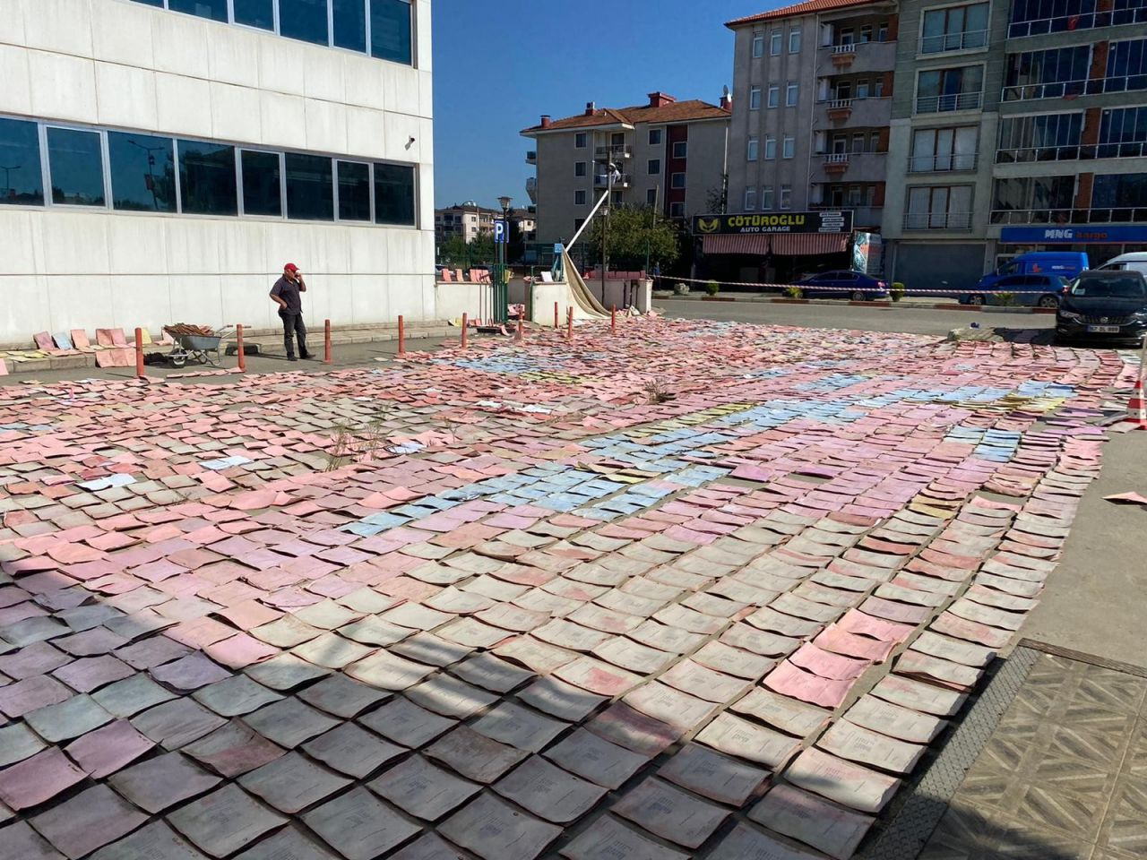 Bartın'da şaşırtan görüntü! Selde ıslanan resmi evraklar tek tek kurutuluyor