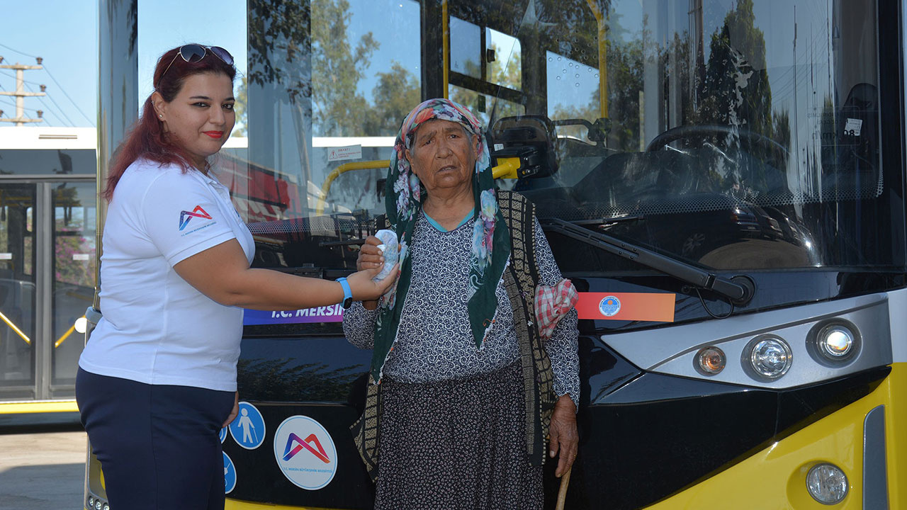 Mersin'de kadın otobüs şoföründen örnek davranış! Mendile sarılı buldu