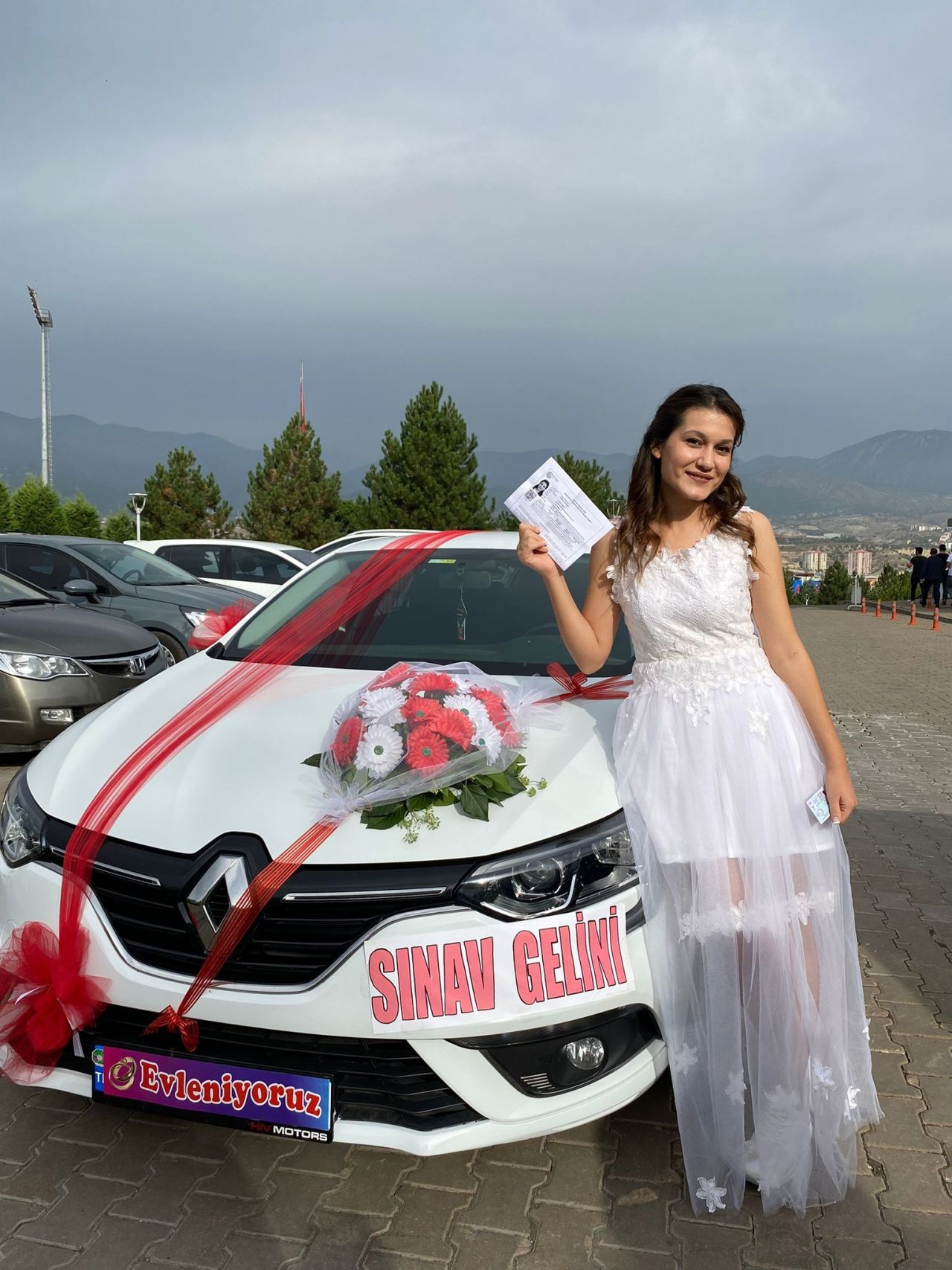 KPSS Öğretmenlik Sınavı'na gelinliğiyle girdi! Damat kapıdan alıp nikah masasına gittiler