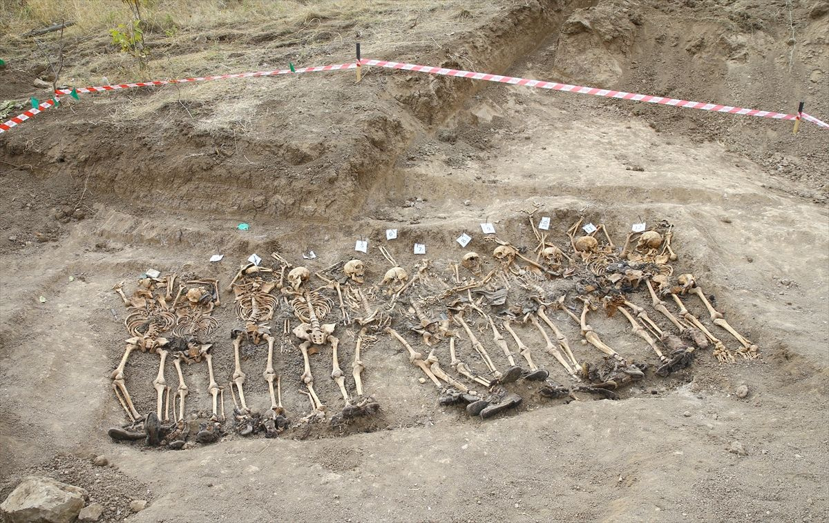 12 askere ait toplu mezar Azerbaycan'ı kahretti! Vahşetin izi kafataslarında duruyor
