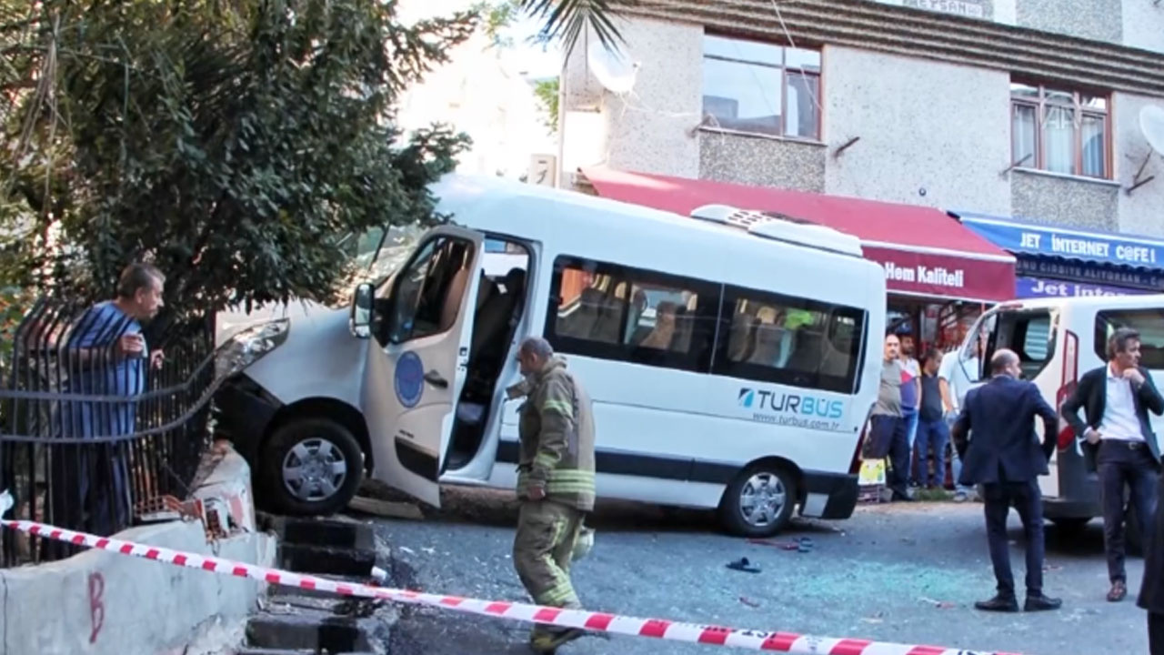 Beyoğlu'nda feci kaza! Yokuştan kayan servis minibüsü ile araç arasında sıkıştı