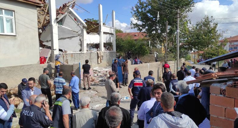 Yozgat'ta doğal gaz patladı! 2 katlı ev çöktü görüntüler feci