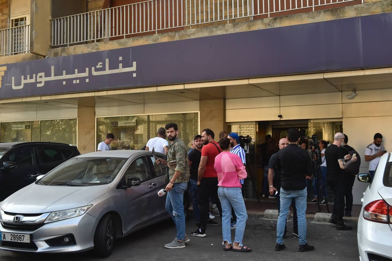 Lübnan'da hareketli anlar! Öfkeli milletvekili banka şubesini bastı