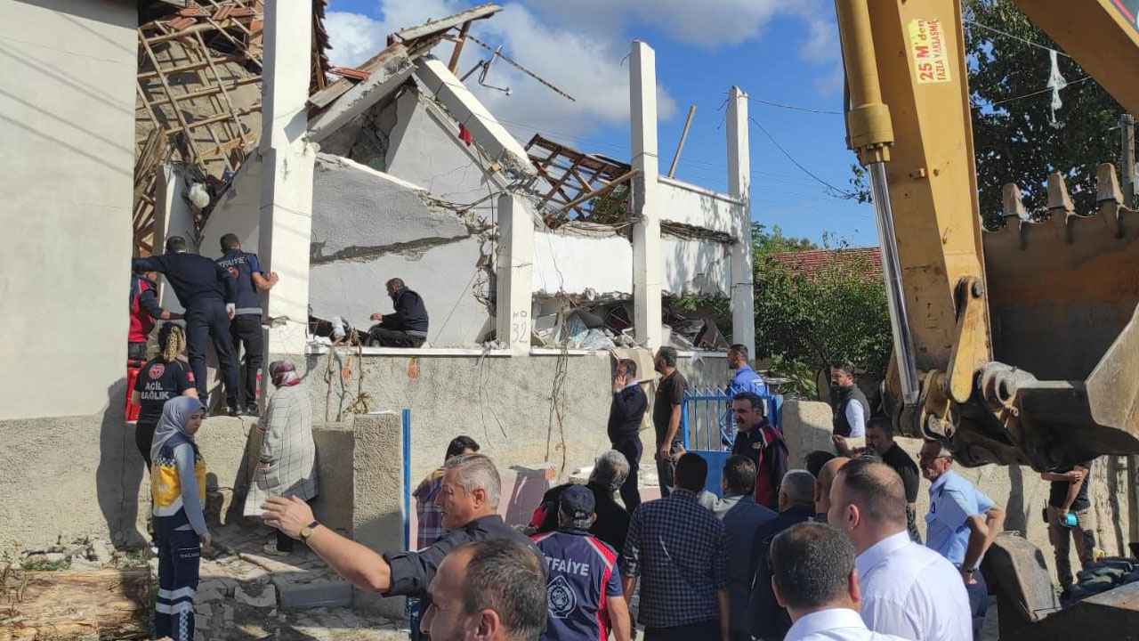 Yozgat'ta doğal gaz patladı! 2 katlı ev çöktü görüntüler feci