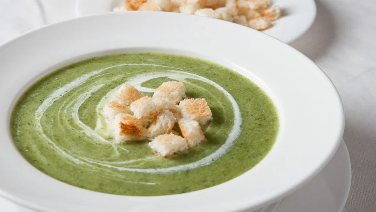 Sıcak sıcak iyi gider kremalı brokoli çorbası tarifi tam da mevsimi!