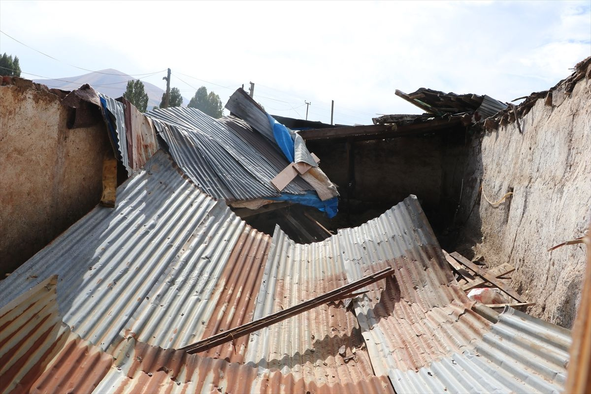 Erzurum'da hortum çatıları uçurdu duvarları yıktı!