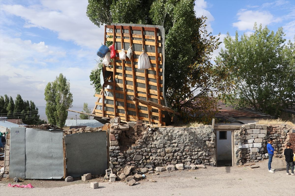 Erzurum'da hortum çatıları uçurdu duvarları yıktı!