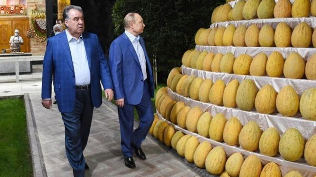 Tacikistan lideri İmamali Rahman'ın Putin'e hediyesi