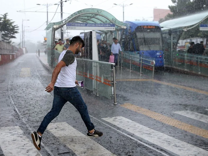 Meteoroloji'den sağanak uyarısı! 20 şehirde turuncu ve sarı alarm! İstanbul, Ankara, İzmir