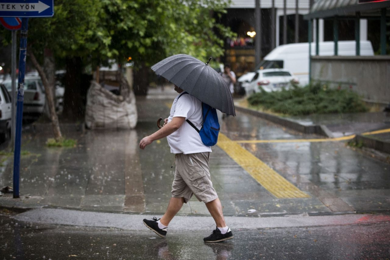 Meteoroloji'den sağanak uyarısı! 20 şehirde turuncu ve sarı alarm! İstanbul, Ankara, İzmir