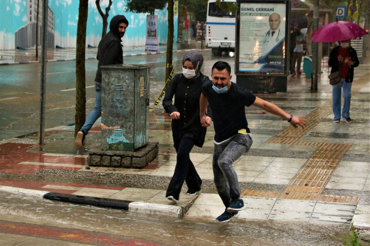 Meteoroloji'den sağanak uyarısı! 20 şehirde turuncu ve sarı alarm! İstanbul, Ankara, İzmir