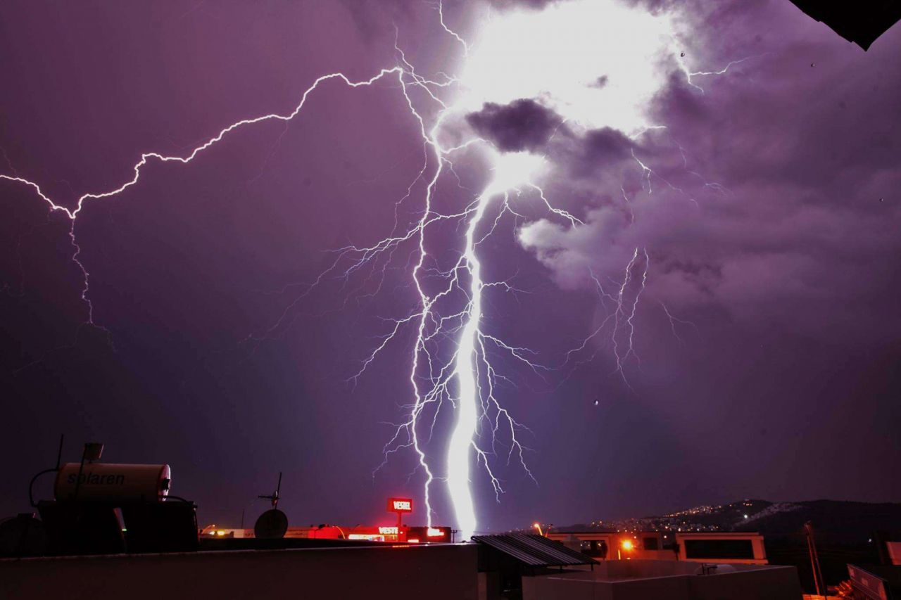 Meteoroloji'den sağanak uyarısı! 20 şehirde turuncu ve sarı alarm! İstanbul, Ankara, İzmir