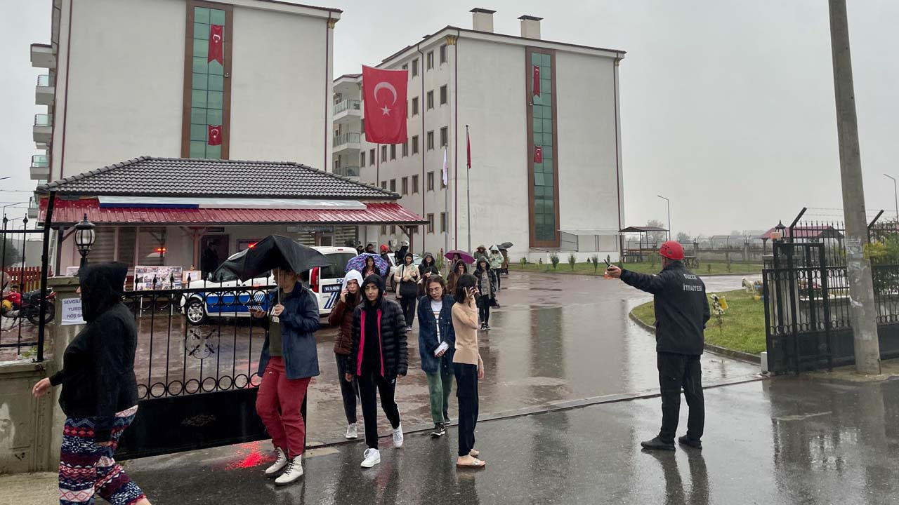 Koku yurda kadar geldi öğrenciler panikledi! Düzce'de 2 bin 400 kişi tahliye edildi