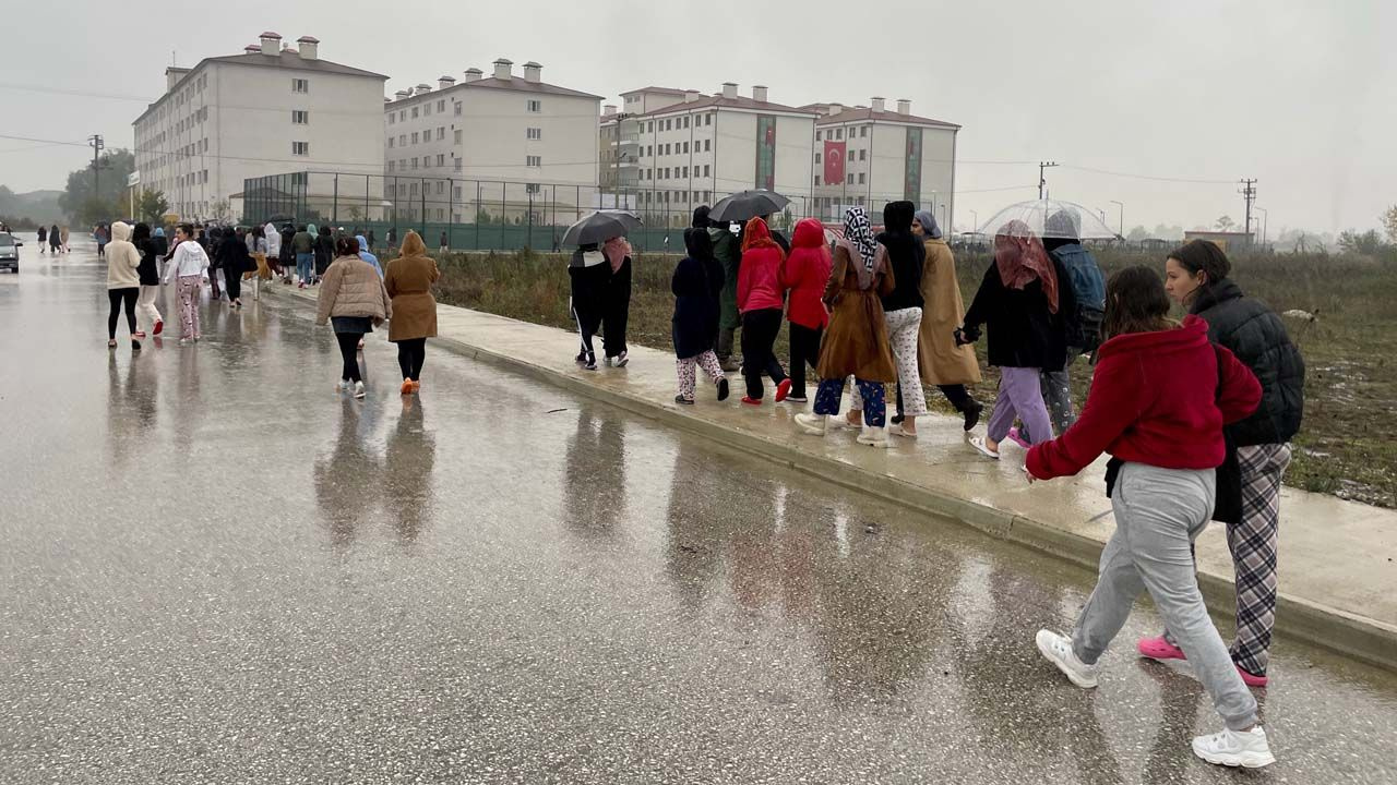 Koku yurda kadar geldi öğrenciler panikledi! Düzce'de 2 bin 400 kişi tahliye edildi