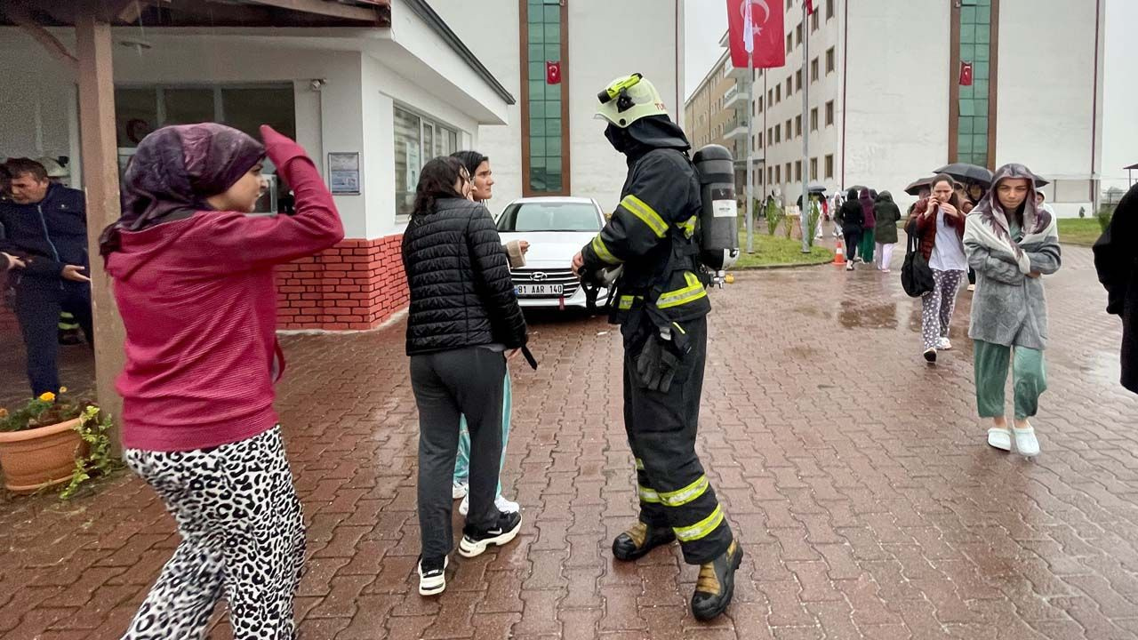 Koku yurda kadar geldi öğrenciler panikledi! Düzce'de 2 bin 400 kişi tahliye edildi