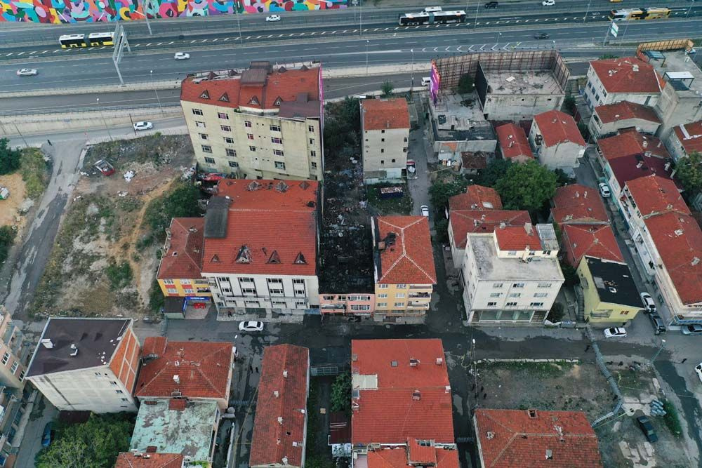 Patlamanın şiddeti gün aydınlanınca ortaya çıktı! Kadıköy'de 3 kişinin öldüğü bina havadan görüntülendi