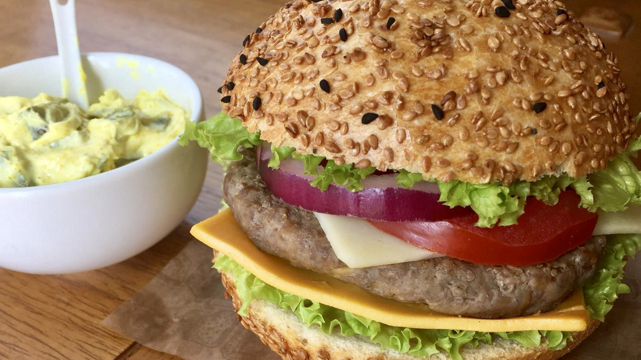 Sağlıksız fastfoodların yüzüne bile bakmayacaksınız! İşte hem sağlıklı hem lezzetli ev yapımı tavuk hamburger