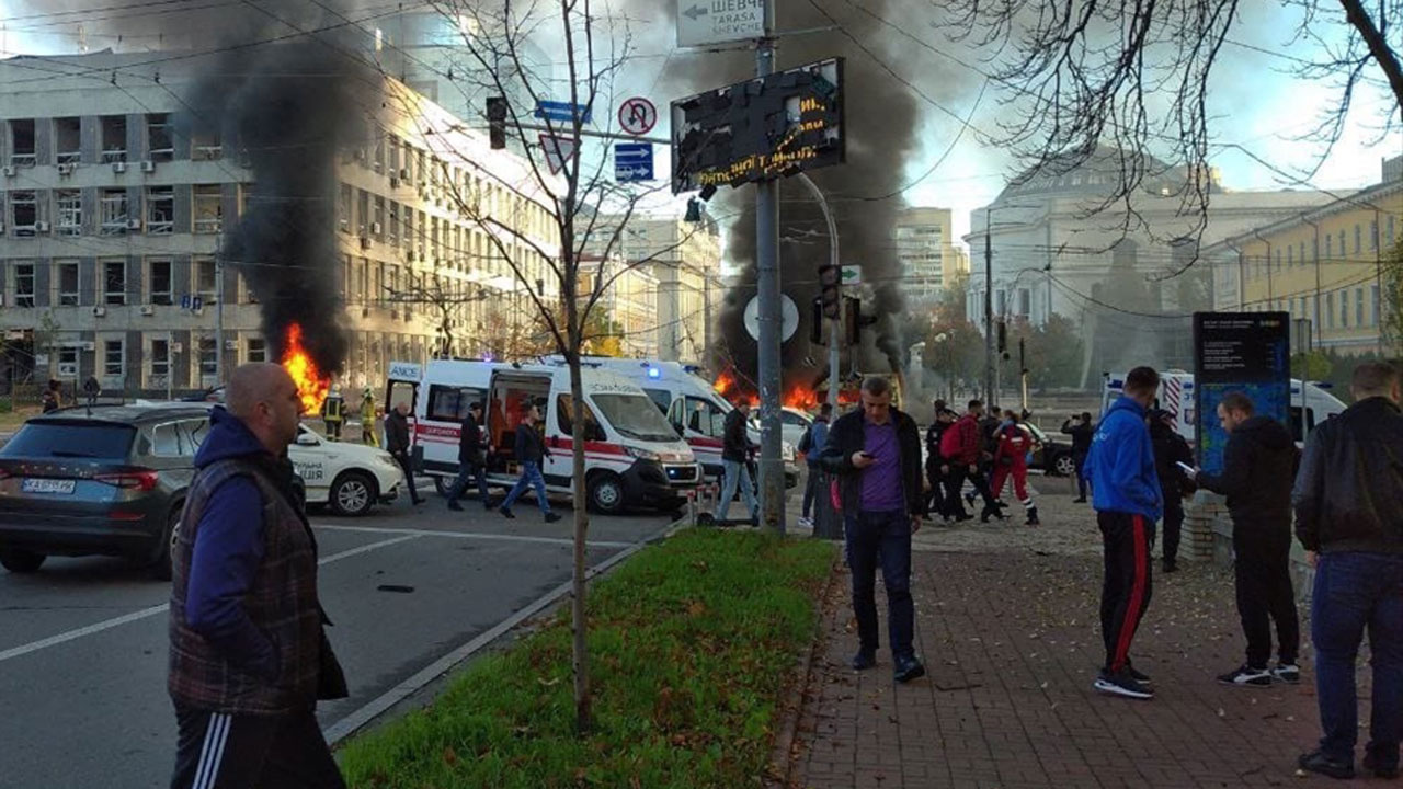 Ortalık yangın yeri Kiev'deki Almanya Büyükelçiliği vuruldu