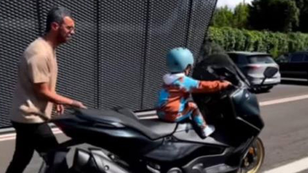 Kenan Sofuoğlu 3 yaşındaki oğluna motosiklet kullandırttı