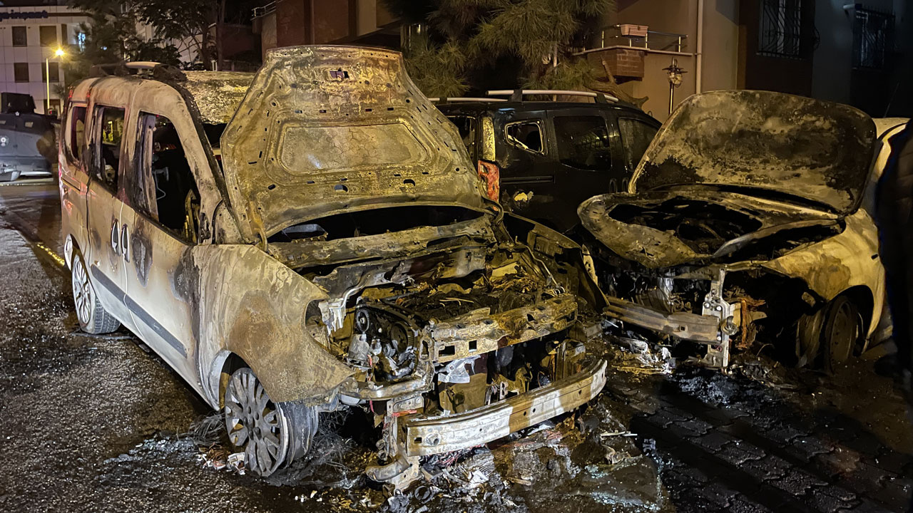 Ümraniye'de park halindeki araçta çıka yangın 3 aracı daha yaktı