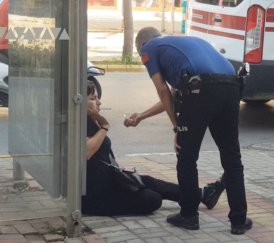 Antalya'da bir kadın erkeği kovaladı! Polis elindeki bıçağı aldı ama bu kez de...