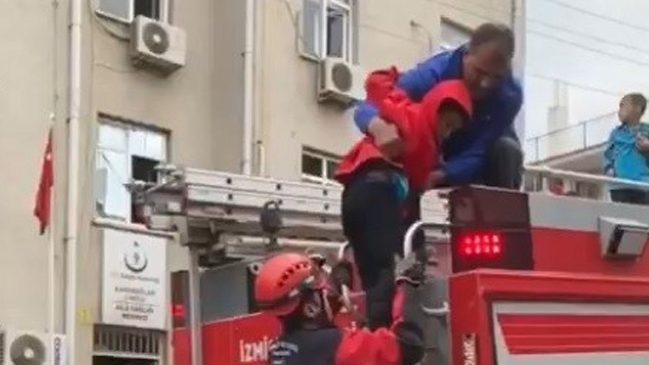 İzmir'de aile sağlığı merkezinde korkutan yangın! 3'ü çocuk 13 kişi kurtarıldı