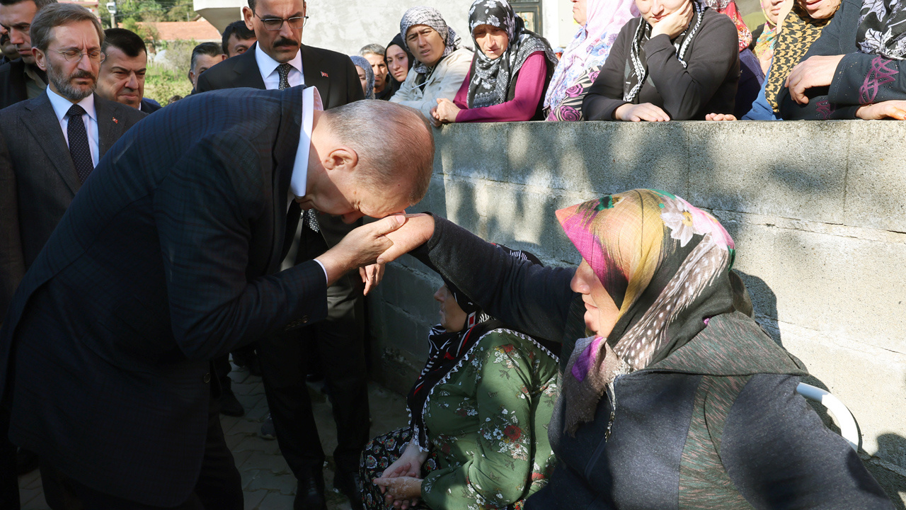 Cumhurbaşkanı Erdoğan, Uğurlar köyünü ziyaret edip acılı aileye taziyelerini iletti