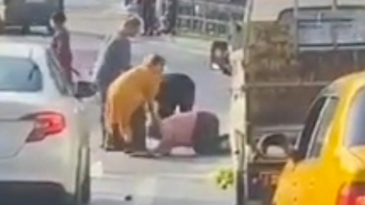 3 kadın birbirine girdi feci kavga görüntülendi! Saçlarından tutup asfaltta böyle sürükledi