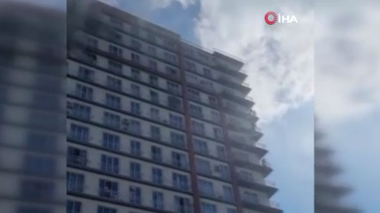 Esenyurt'ta rezidansta yangın çıktı! Mahsur kalanlar merdivenle kurtarılıyor