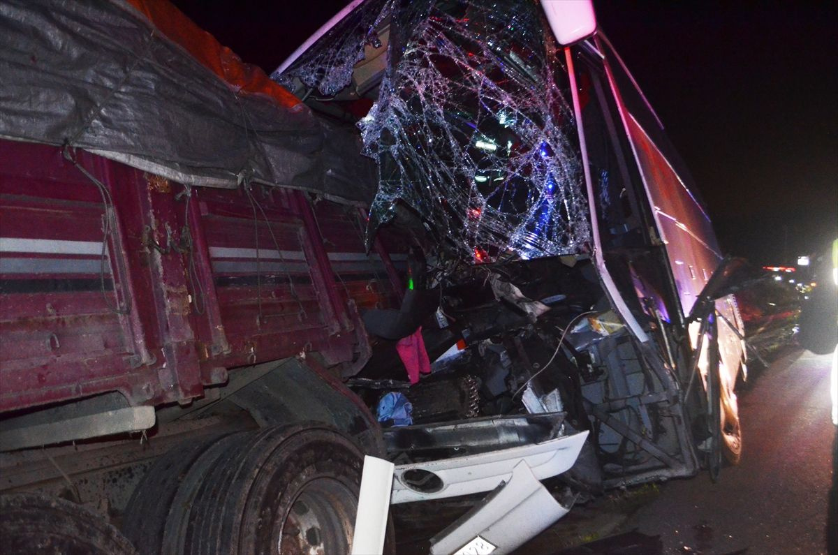 Amasya'da yolcu otobüsü ile TIR çarpıştı! Ölenler ve çok sayıda yaralı var