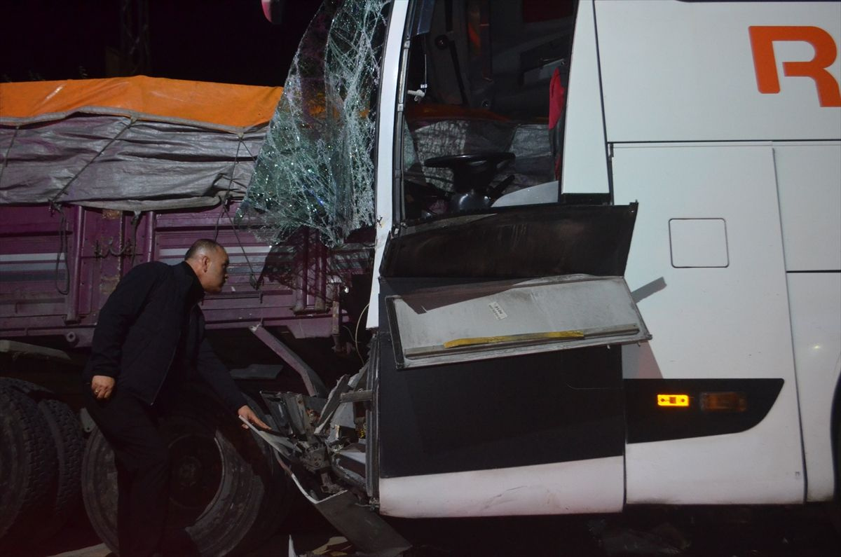 Amasya'da yolcu otobüsü ile TIR çarpıştı! Ölenler ve çok sayıda yaralı var