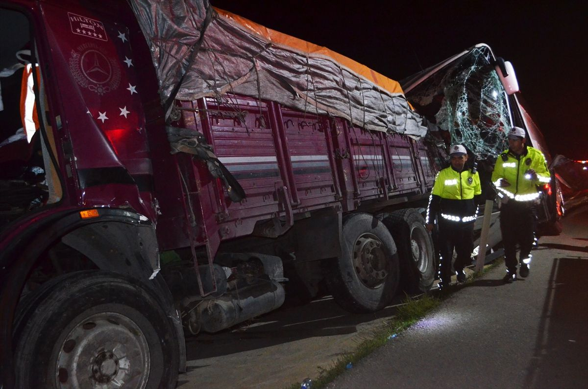 Amasya'da yolcu otobüsü ile TIR çarpıştı! Ölenler ve çok sayıda yaralı var