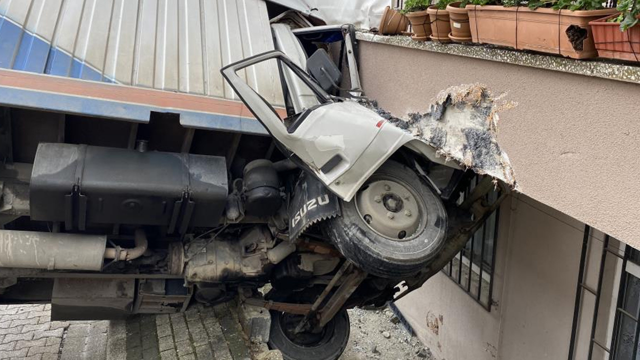 Üsküdar'da kontrolden çıkan kamyonet dehşeti