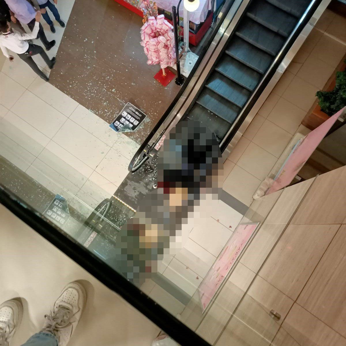 AVM'de korkunç ölüm! Genç kadın 3. kattan beton zemine çakıldı