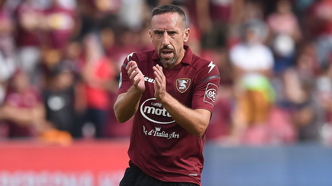 Dünyaca ünlü yıldız futbolcu Franck Ribery futbolu bıraktı