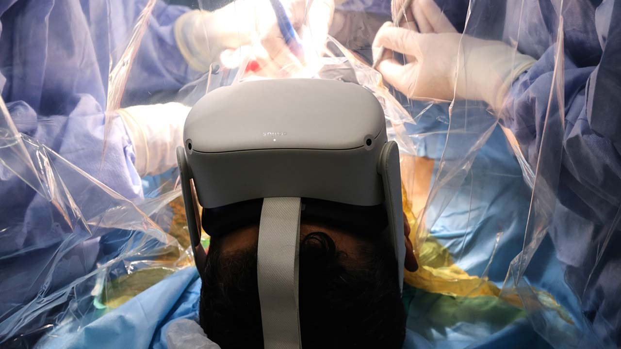 Ses telleri felç geçiren sanatçıya ilginç ameliyat: VR gözlük taktı doktor şarkı söyletti