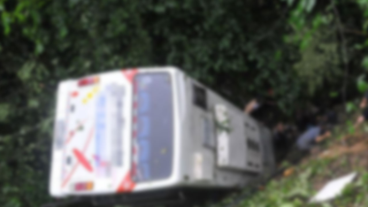Yolcu otobüsü ile kamyon çarpıştı 15 kişi hayatını kaybetti