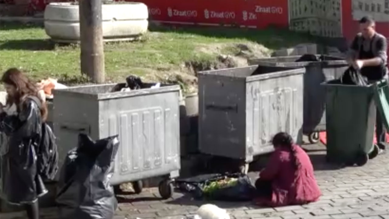  Karaköy’de çöpten yemek yeme numarası yapan dilenciler yakalandı