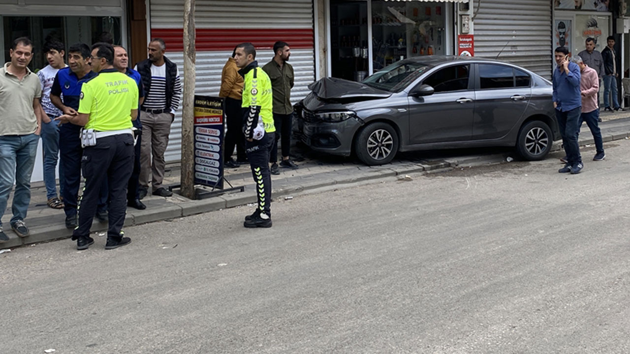 Otomobilin çarptığı aydınlatma direği yoldan geçen kadının üzerine devrildi