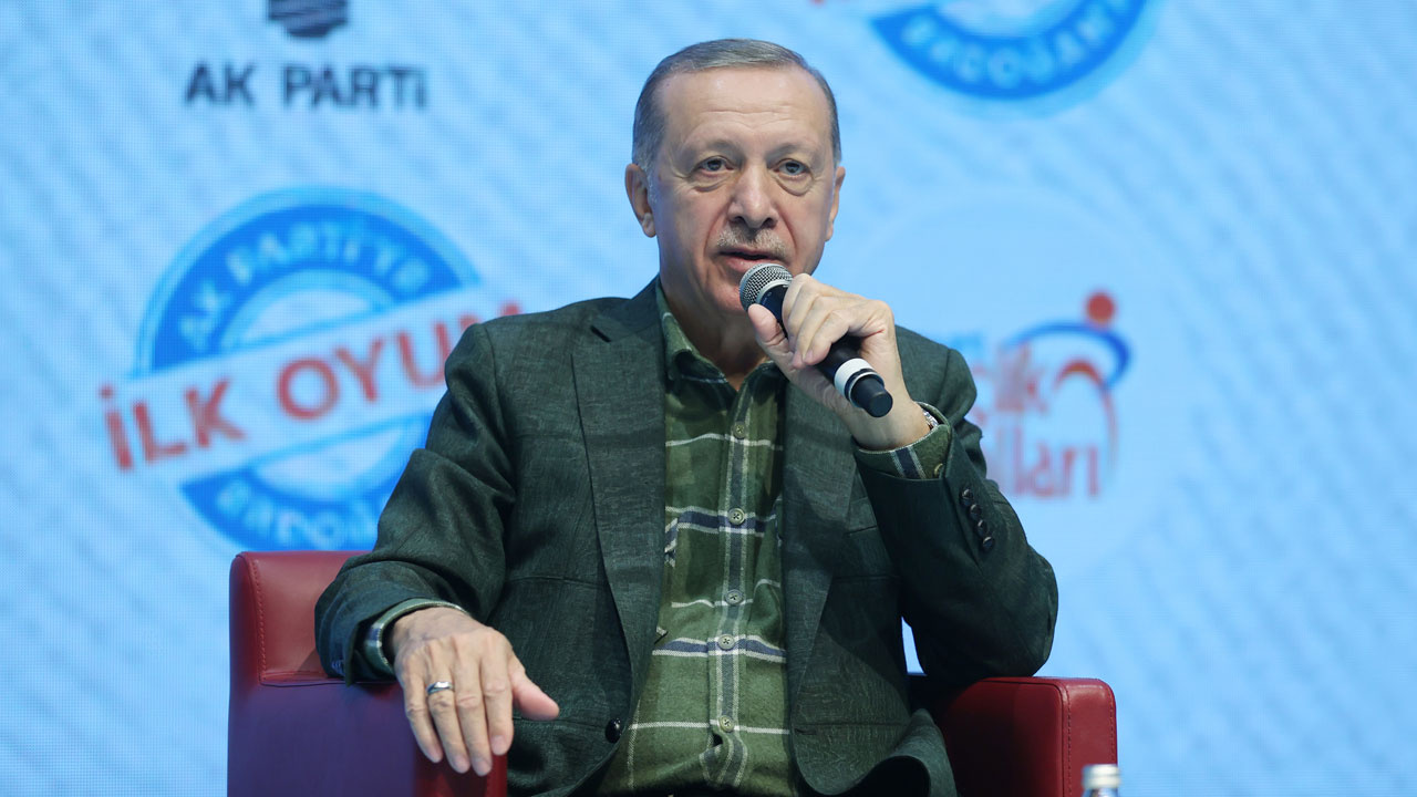 Cumhurbaşkanı Erdoğan gençleri kıramadı: Diyarbakır'da Sezai Karakoç'un şiirini okudu!