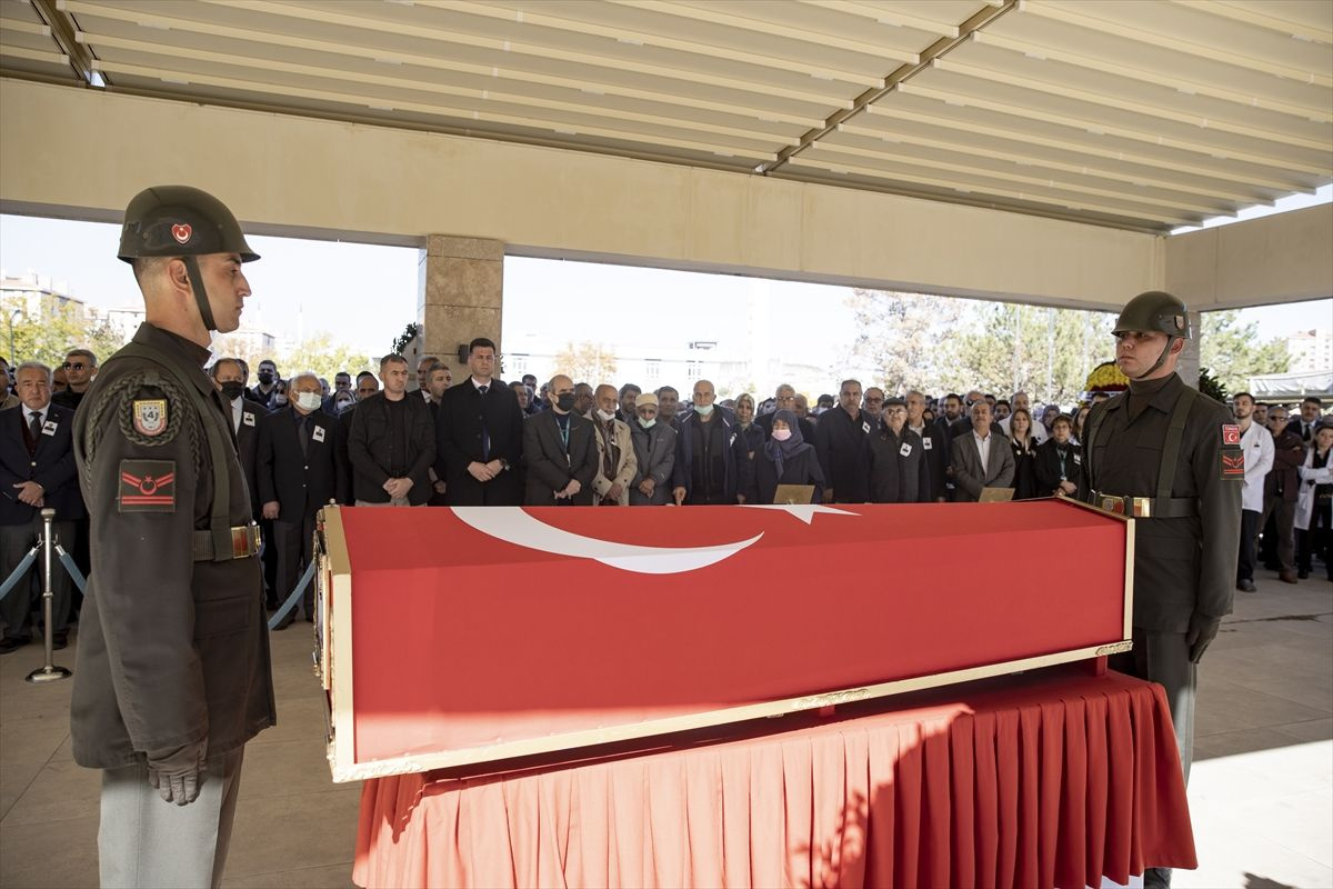 Ankara'da otomobilin çarparak öldürdüğü doktor askeri törenle uğurlandı! Gülhane'de doğmuş...