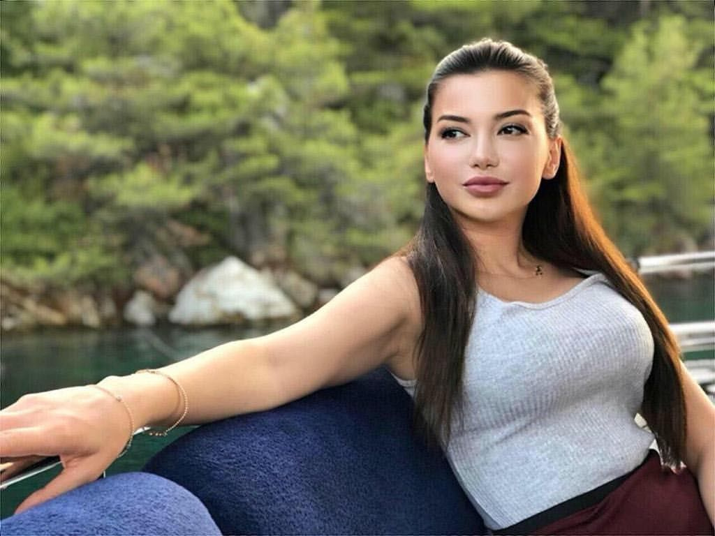 Esra Ezmeci'nin paylaşımı hayrete düşürdü! "Kocam bana aldığı sütyeni..."