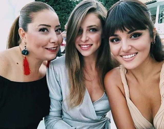 Hande Erçel annesinin gençlik fotoğrafını paylaştı görenler 'Aynı Gamze Erçel' dedi!