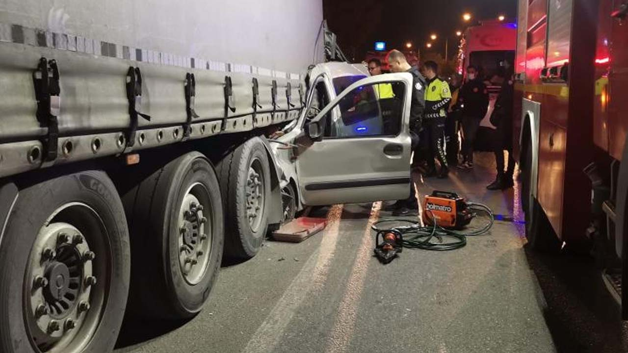 İzmir'de dehşete düşüren kaza! Tıra ok gibi saplanan araçta ölüm kaçınılmaz oldu