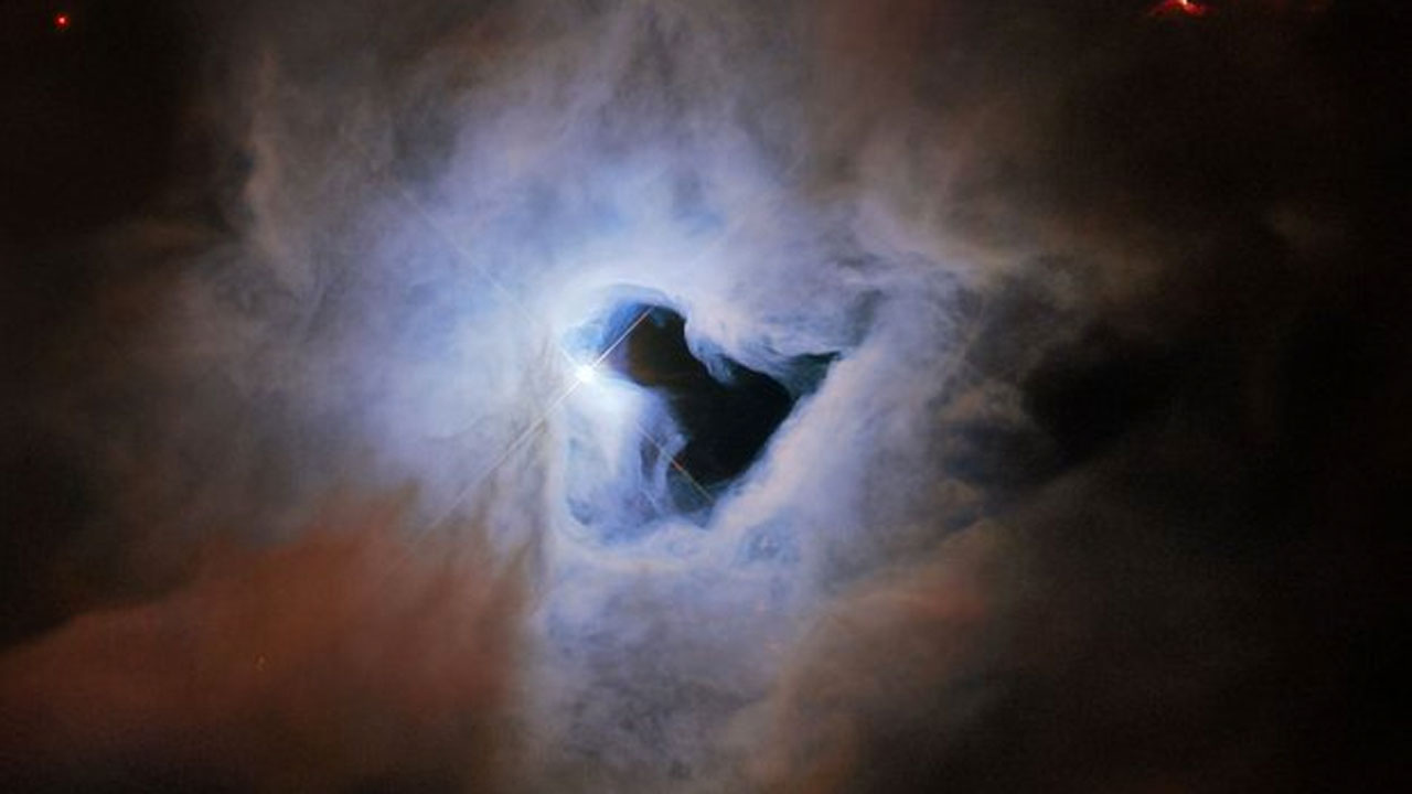 Uzayın karanlığındaki dev kozmik 'anahtar deliği' ortaya çıktı Hubble teleskobu görüntüledi