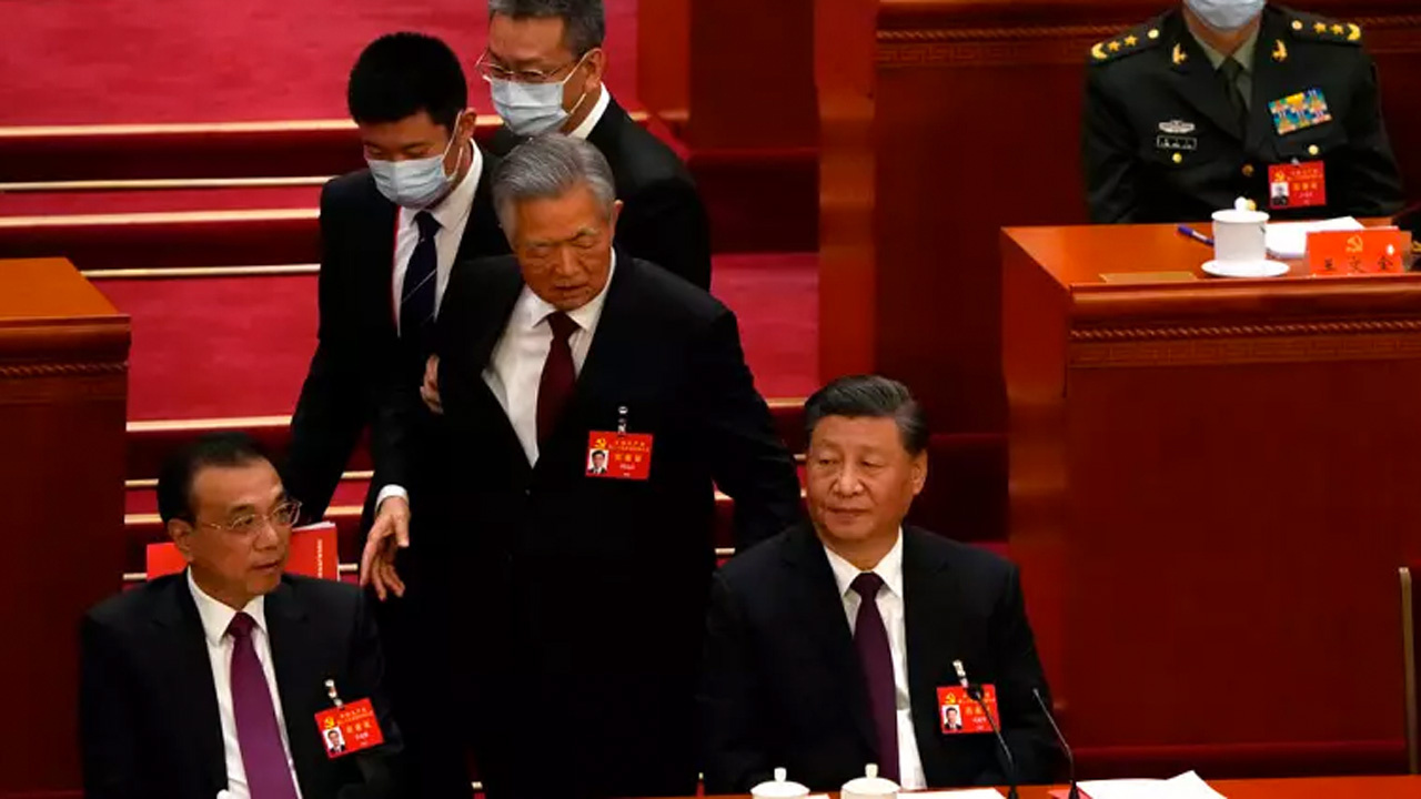 Çin'in eski liderini kolundan tutup salondan çıkardılar yeni görüntüler gizemi daha da artırdı