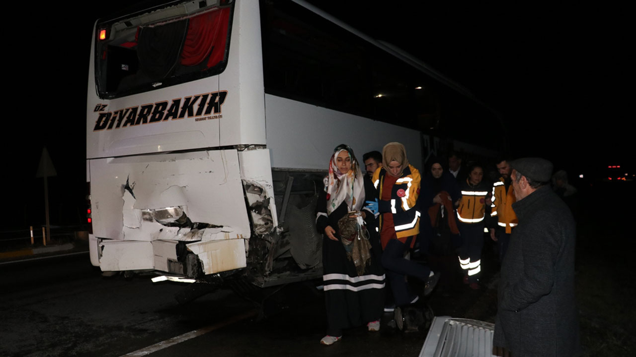 Sivas'ta yola çıkan at kazaya neden oldu: 15 yaralı