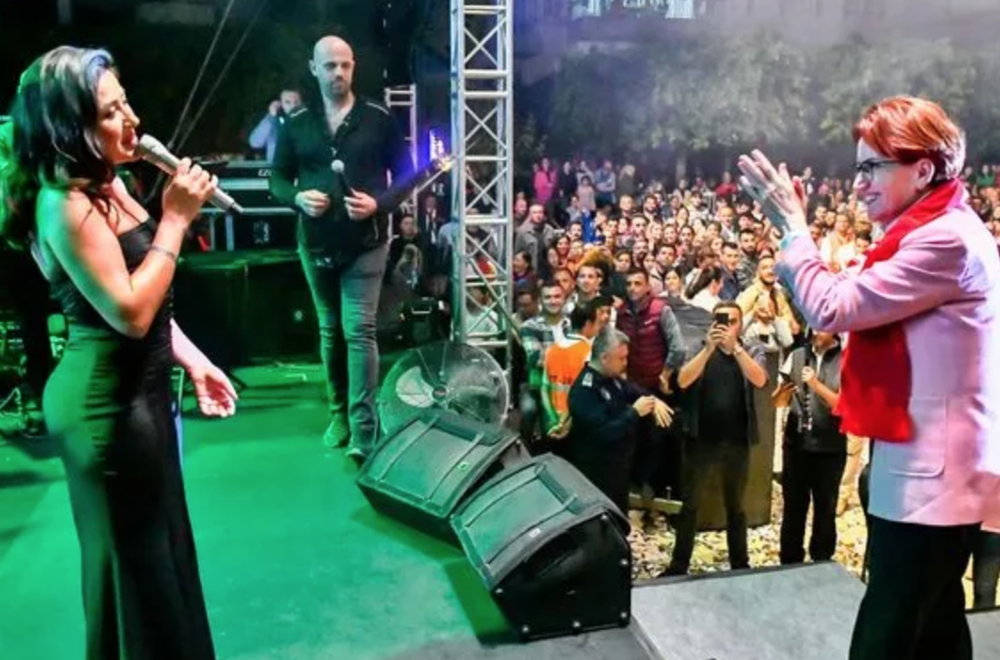 Meral Akşener Melek Mosso konserine gitti şarkıcıyı tebrik etti